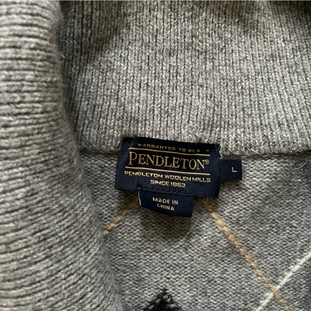 Pendleton classic grey argyle sweater. Size large. 100% wool. - Picture 2 of 3